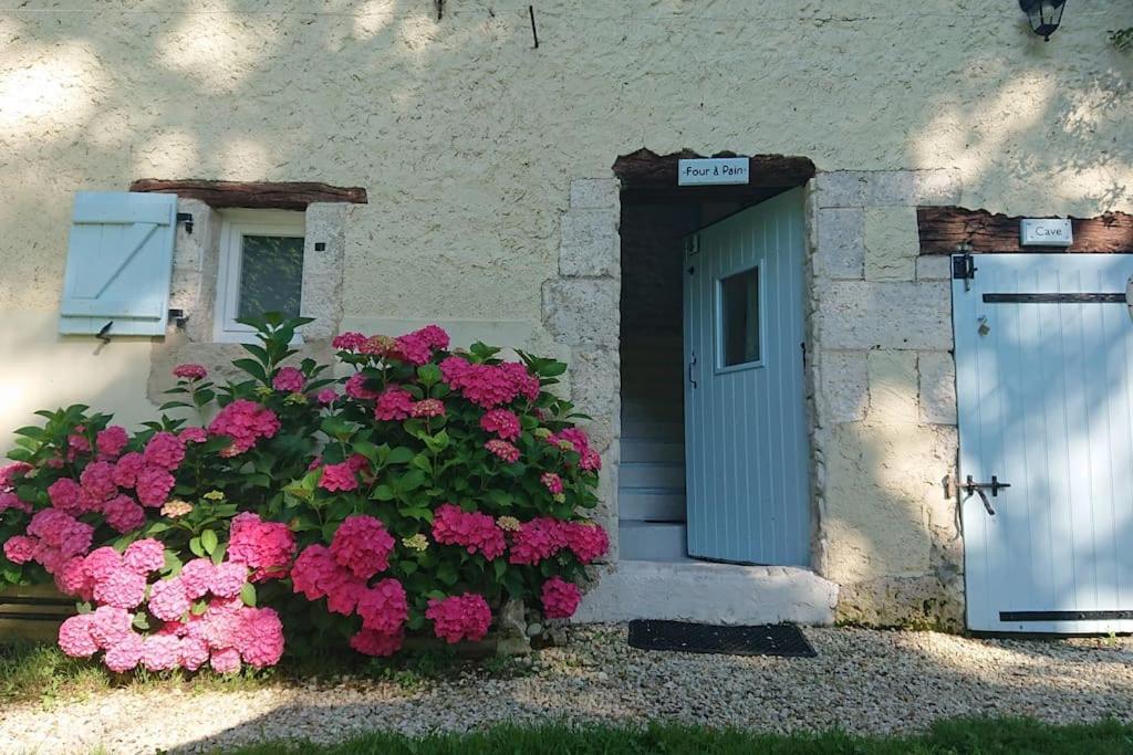 Entire Apartment With Swimming Pool Near Aubeterre Saint-Romain  Екстер'єр фото