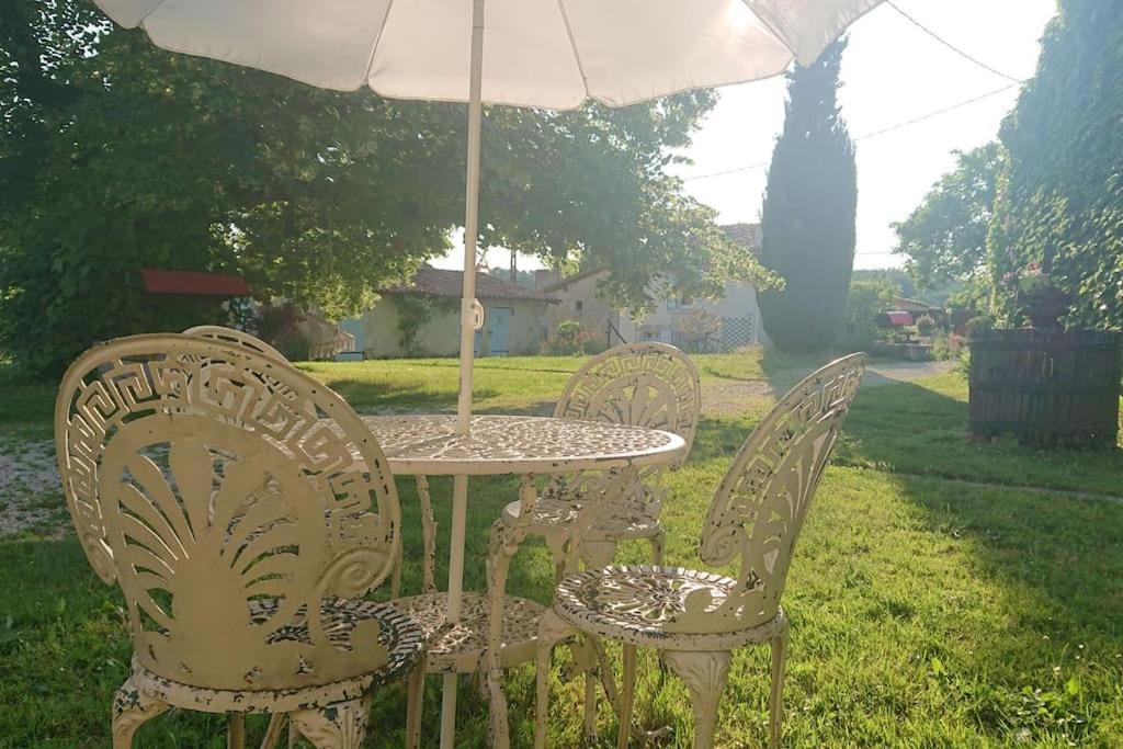 Entire Apartment With Swimming Pool Near Aubeterre Saint-Romain  Екстер'єр фото