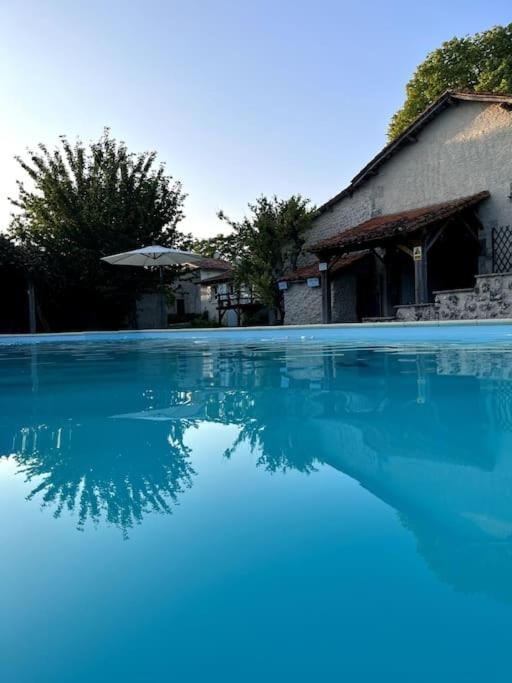 Entire Apartment With Swimming Pool Near Aubeterre Saint-Romain  Екстер'єр фото