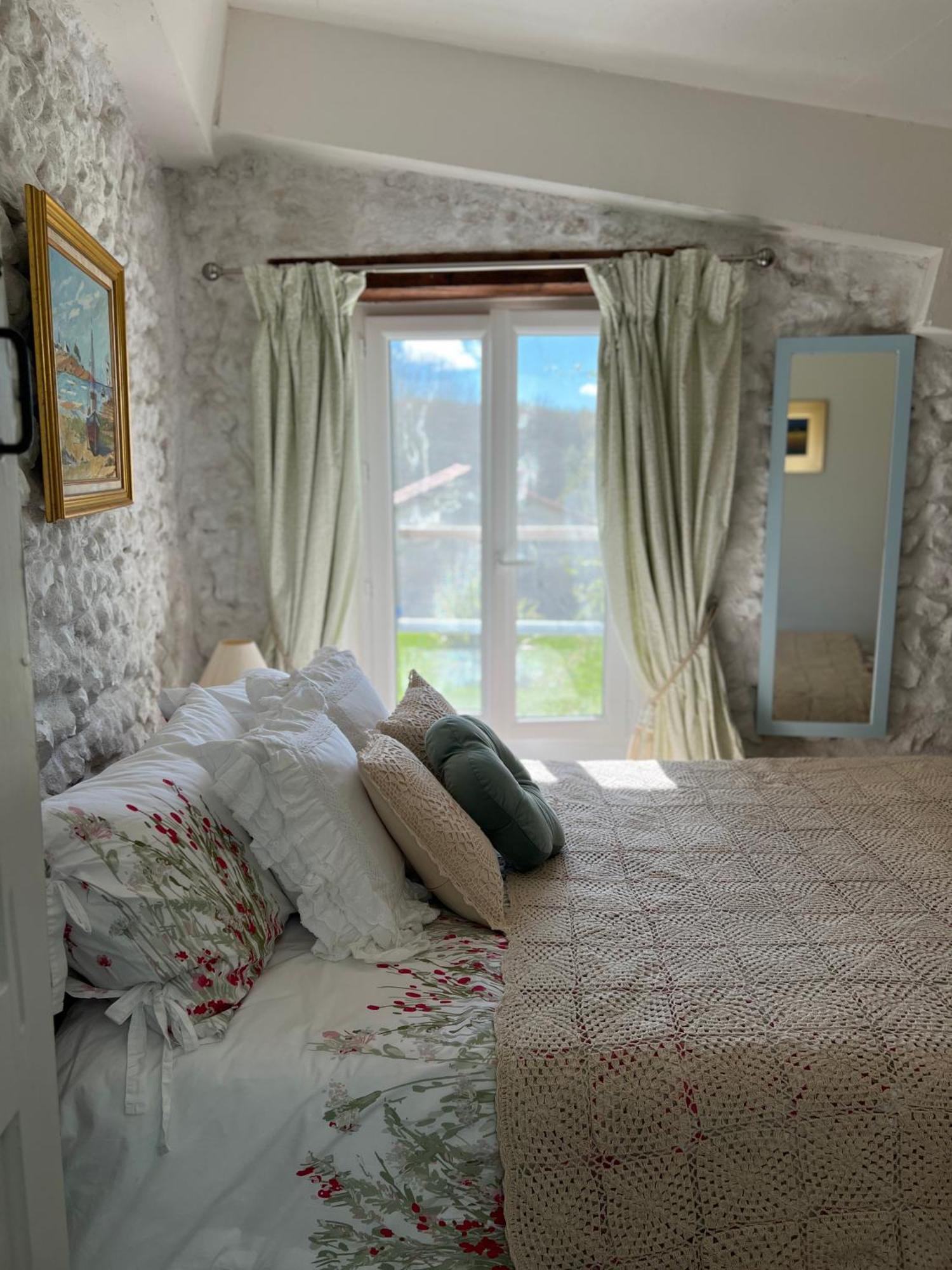 Entire Apartment With Swimming Pool Near Aubeterre Saint-Romain  Екстер'єр фото